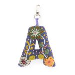 Ornement brodé de Noël fait à la main. Fabriqué avec des fibres naturelles.