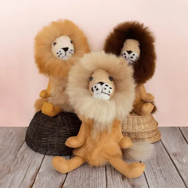 Peluche en fourrure d'alpaga faite à la main. Forme de lion “Kiru”. Hauteur : 45 cm.