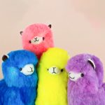 Handmade alpaca fur plush. Alpaca shape “Kusiñawi”. Height: 30 cm.