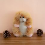 Peluche en fourrure d'alpaga faite à la main. Forme hérisson “Khiska”. Hauteur: 25 cm.