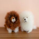 Peluche en fourrure d'alpaga faite à la main. Forme de lion “Rupay”. Hauteur: 14 cm.