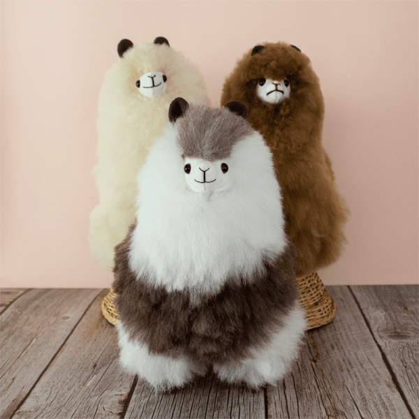 Peluche en fourrure d'alpaga faite à la main. Forme alpaga “Kusa”. Hauteur: 24 cm.