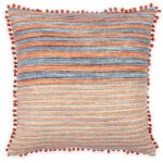 Housse de coussin faite à la main nommée “Shunqu” avec pompon coloré en laine. Dimensions 45x45 cm.