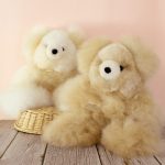 Peluche en fourrure d'alpaga faite à la main. Forme d'ours “Kuyay”. Hauteur: 30 cm.