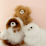 Peluche en fourrure d'alpaga faite à la main. Forme d'ours “Asiri”. Hauteur: 20 cm.