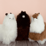 Peluche en fourrure d'alpaga faite à la main. Forme alpaga “Nina”. Hauteur: 30 cm.