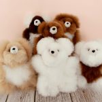 Peluche en fourrure d'alpaga faite à la main. Forme d'ours “Suyay”. Hauteur: 15 cm.