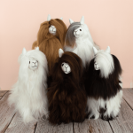 Peluche en fourrure d'alpaga suri faite à la main. Forme alpaga “Munay”. Hauteur: 22 cm.
