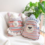 Ensemble de 2 coussins en forme de lama fait à la main nommés “Nina Urqu” en laine. Taie d'oreiller et formes d'oreiller lama.