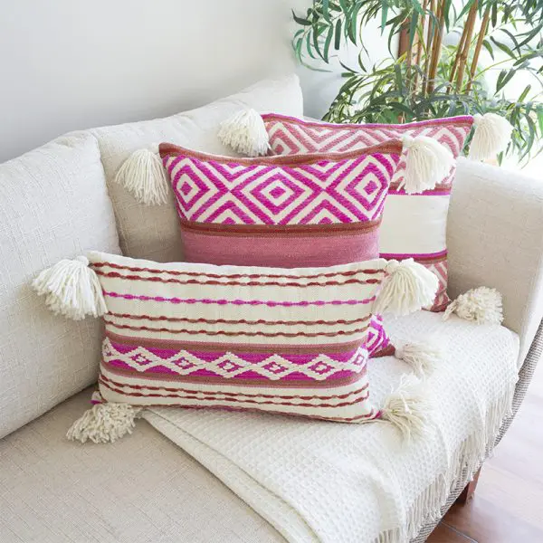 Ensemble de 3 housses de coussin andines faites à la main en laine. Différentes formes et tailles.