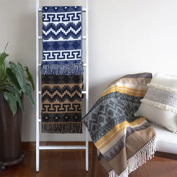 Nazca blanket with fringes “Yuyay”. Size 160 x 125 cm.