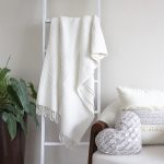 Couverture à franges. Dimensions 1,80 m x 1,50 m.