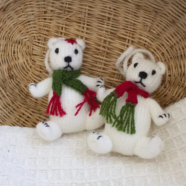 Ensemble de 2 ornements tricotés de Noël faits à la main. Fabriqué avec des fibres naturelles.