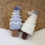 Ensemble de 2 ornements tricotés de Noël faits à la main. Fabriqué avec des fibres naturelles.
