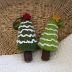 Ensemble de 2 ornements tricotés de Noël faits à la main. Fabriqué avec des fibres naturelles.