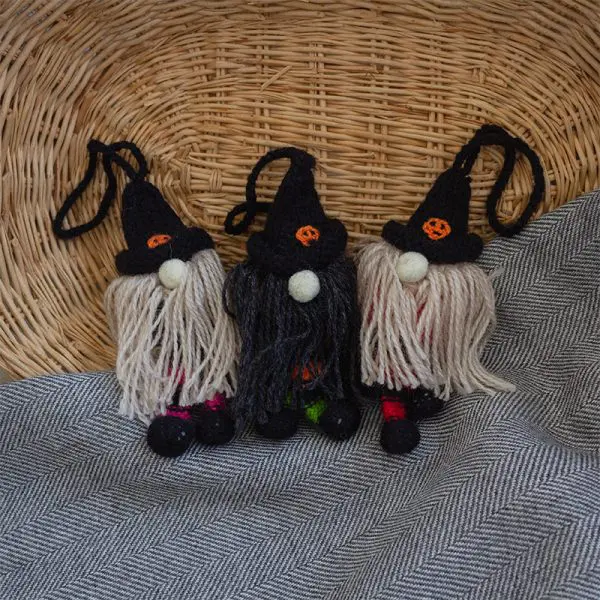 Ensemble de 3 ornements brodés d’Halloween faits à la main. Fabriqué avec des fibres naturelles.
