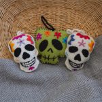 Ensemble de 3 ornements brodés d’Halloween faits à la main. Fabriqué avec des fibres naturelles.