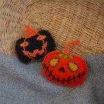 Ensemble de 2 ornements brodés d’Halloween faits à la main. Fabriqué avec des fibres naturelles.