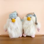 Peluche en fourrure d'alpaga faite à la main. Forme de gnome. Hauteur: 15 cm.