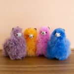 Peluche en fourrure d'alpaga faite à la main. Forme d'alpaga colorée. Hauteur: 14 cm.