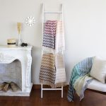 Blanket with fringes. Size 1.80 m x 1.50 m.